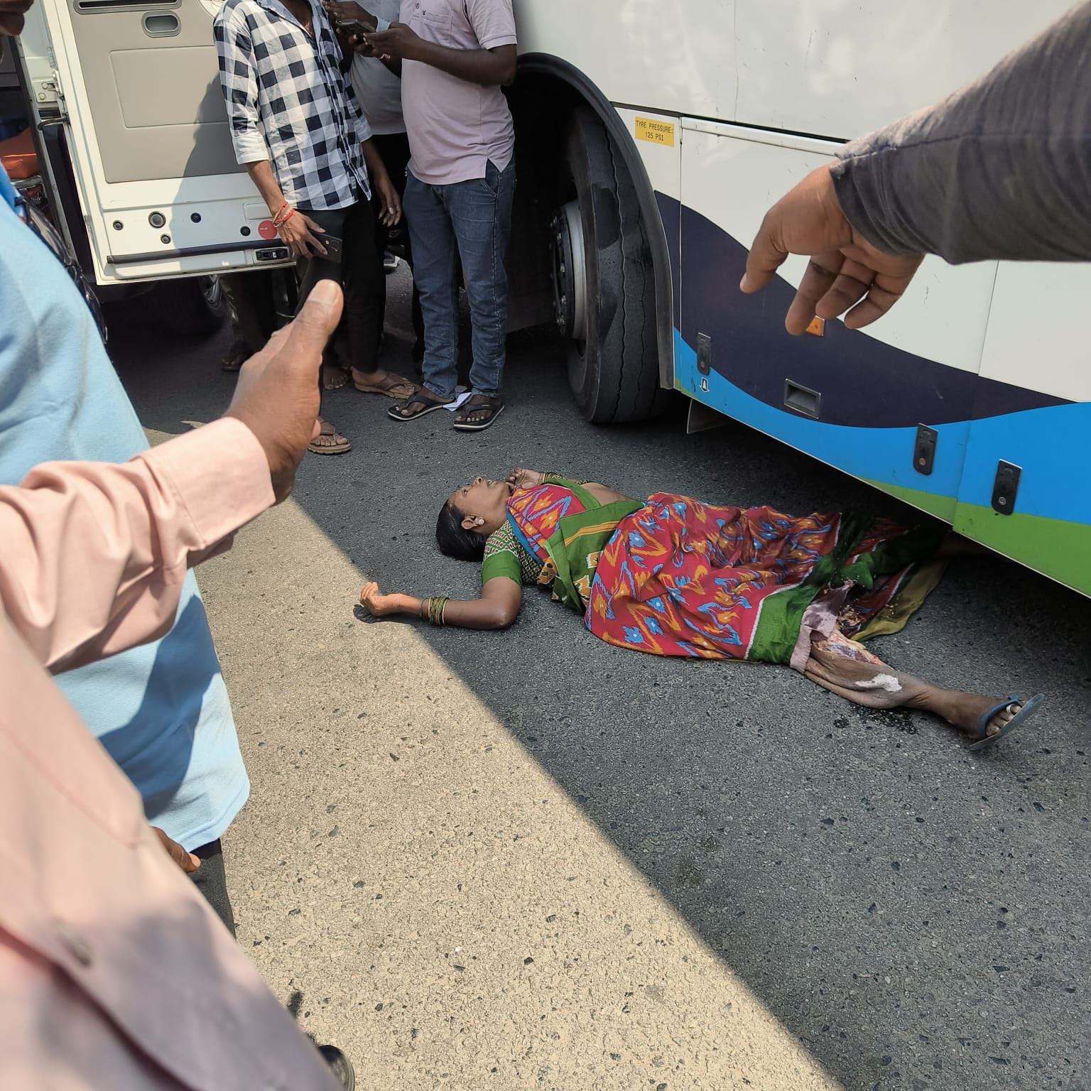 آر ٹی سی بس کی ٹکر نیاگرا ہوٹل کے قریب حادثہ 