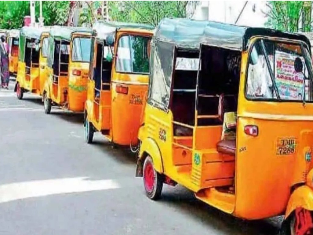 حیدرآباد میں آٹو ڈرائیورووں کاسڑک پر احتجاج مطالبات کی یکسوئی کی اپیل